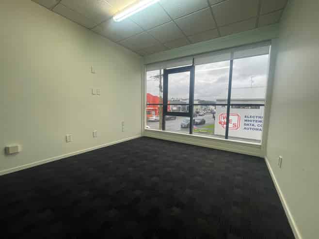Smart first-floor office with parking