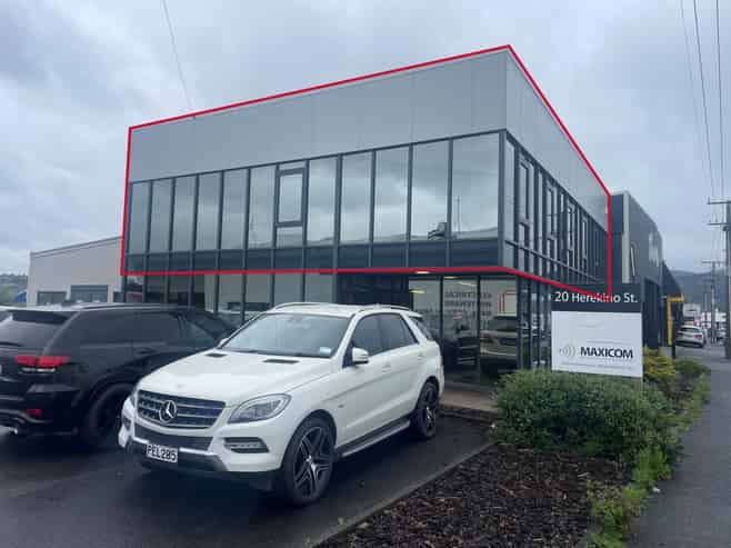 Smart first-floor office with parking