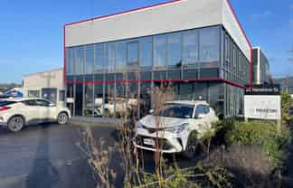 Smart first-floor office with parking