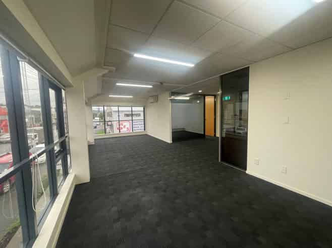 Smart first-floor office with parking