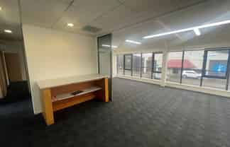 Smart first-floor office with parking