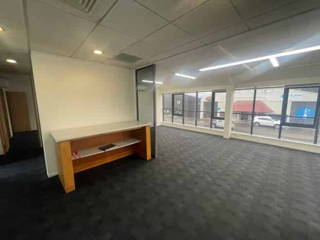 Smart first-floor office with parking