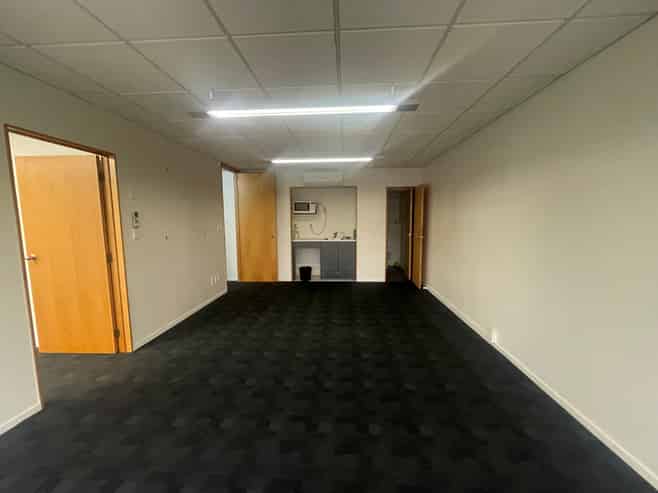 Smart first-floor office with parking