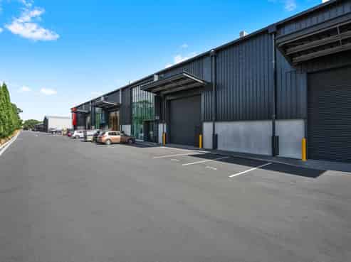 High-stud tilt slab warehouse