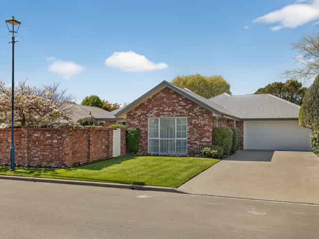 8 Avon Gate, Russley