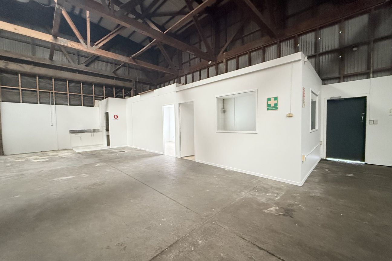 Functional Wiri Warehouse Minimal Office | 740 m² - Més
