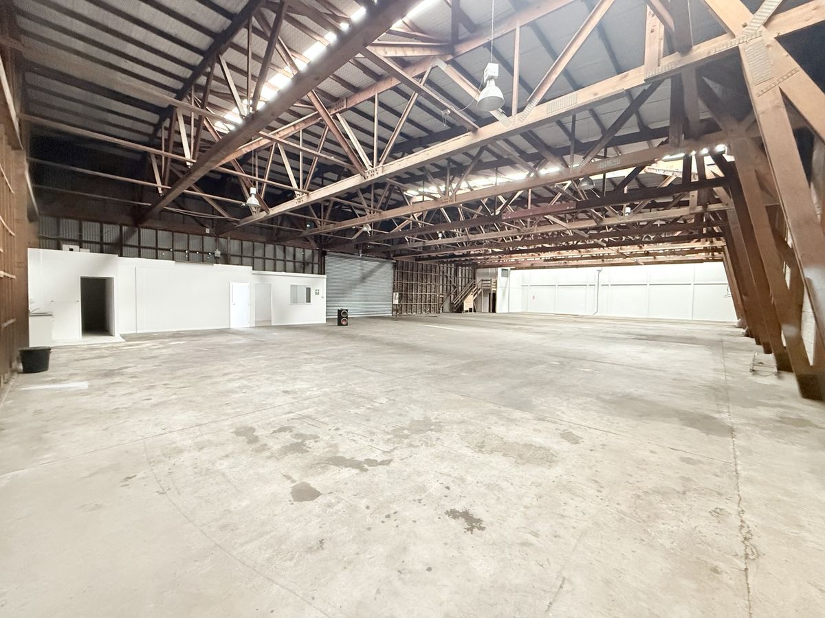 Functional Wiri Warehouse Minimal Office | 740 m²