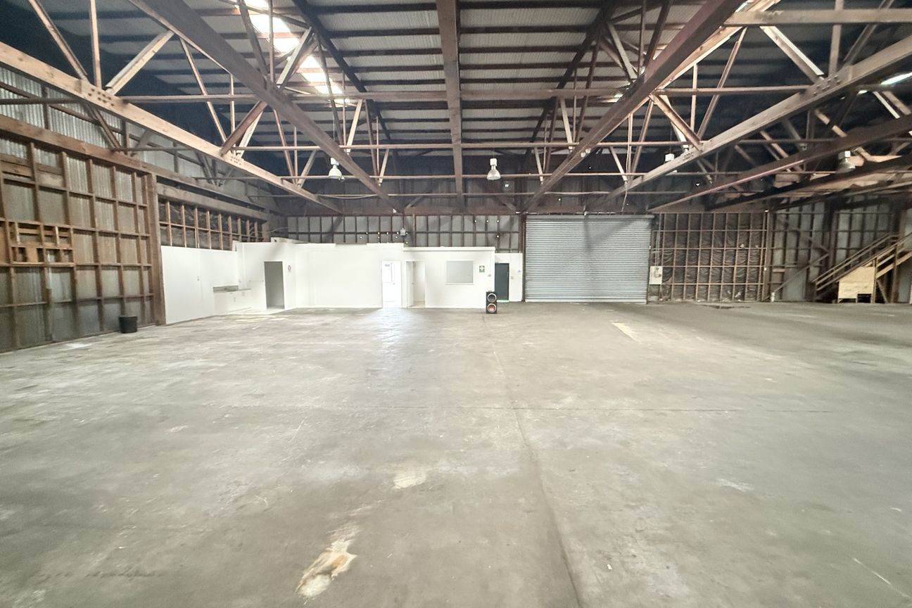 Functional Wiri Warehouse Minimal Office | 740 m² - Vista 4