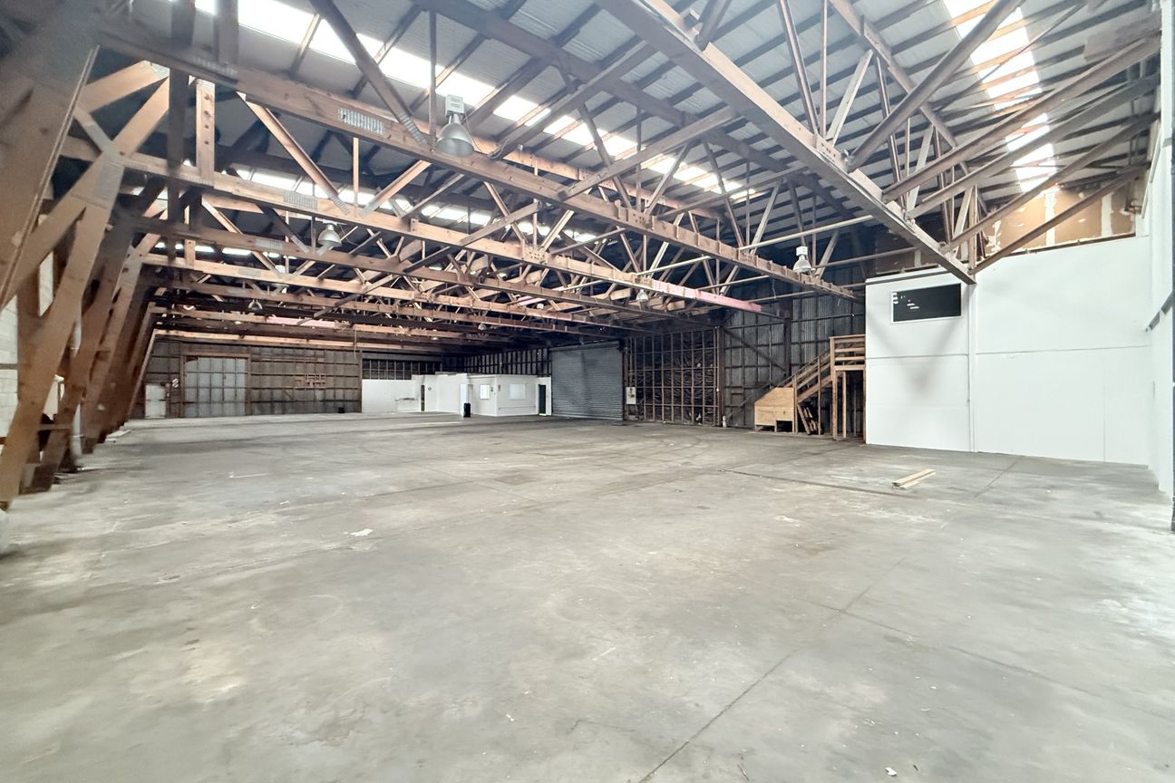 Functional Wiri Warehouse Minimal Office | 740 m² - Vista 5