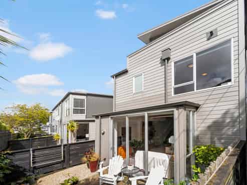 5/3 Severn Street, Island Bay