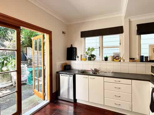 B/4 Rixon Grove, Mount Victoria