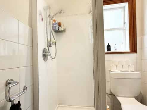 B/4 Rixon Grove, Mount Victoria