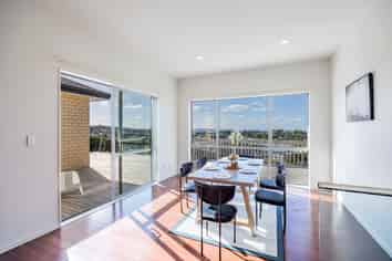 2 Myra G Place, Stanmore Bay