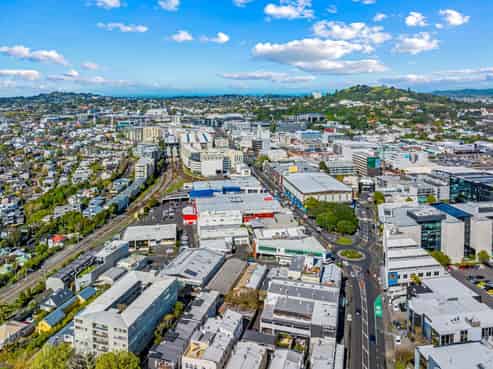 VACANT, VERSATILE OFFICE/WAREHOUSE
