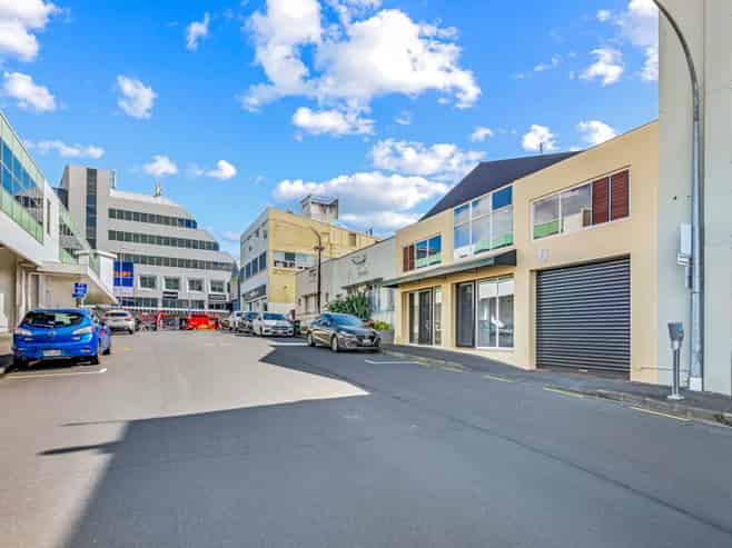 VACANT, VERSATILE OFFICE/WAREHOUSE
