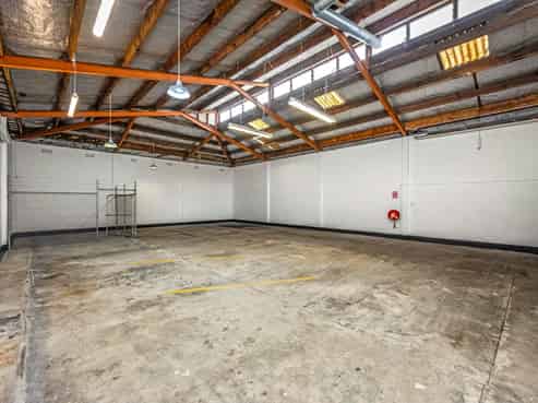 VACANT, VERSATILE OFFICE/WAREHOUSE
