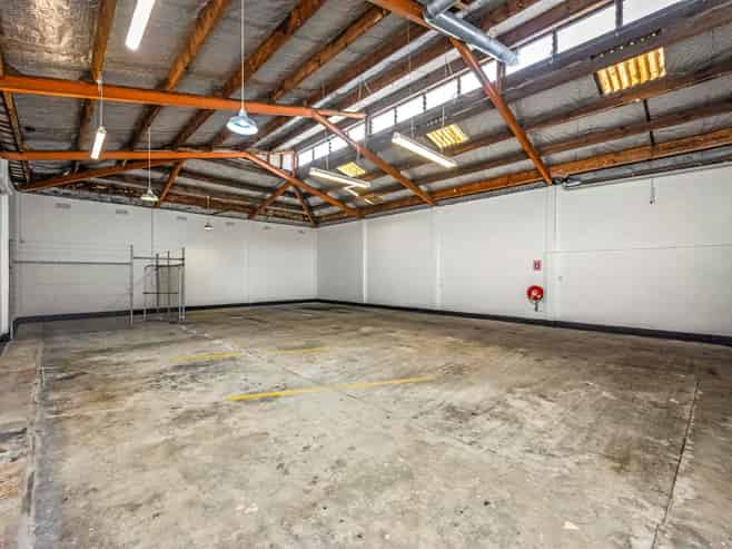 VACANT, VERSATILE OFFICE/WAREHOUSE
