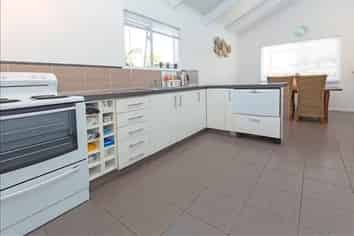 21B Brian Crescent, Stanmore Bay