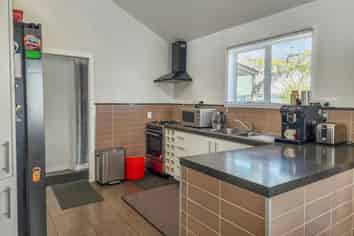 21B Brian Crescent, Stanmore Bay
