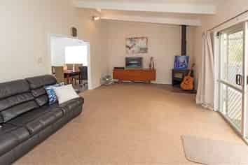 21B Brian Crescent, Stanmore Bay
