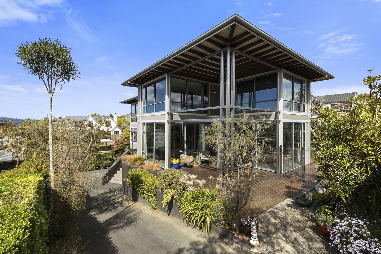 Architectural flair, timeless appeal - View 6