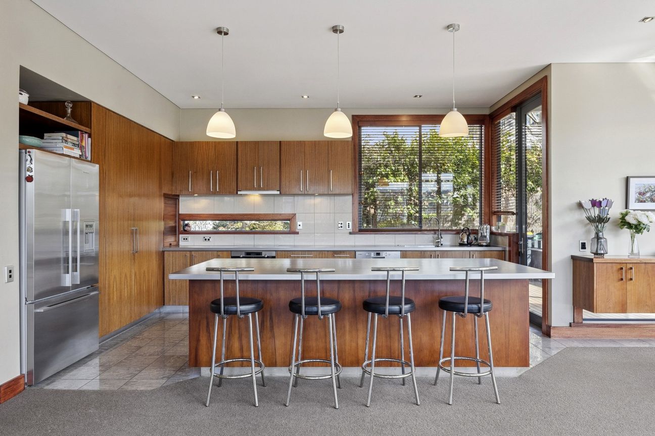 Architectural flair, timeless appeal - View 4
