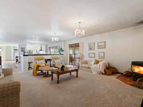 221 Razorback Road, Bombay