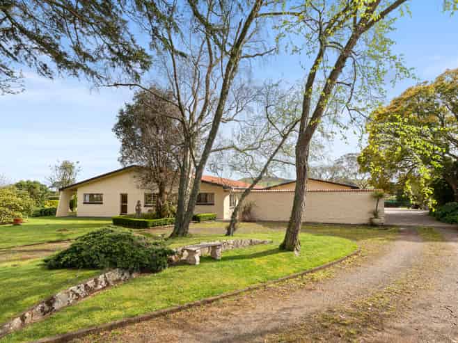 221 Razorback Road, Bombay