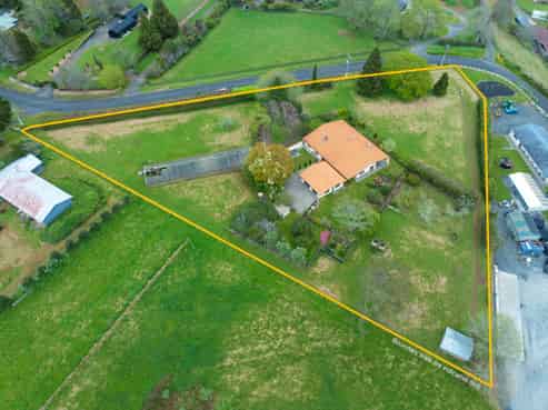 221 Razorback Road, Bombay