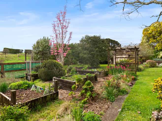 221 Razorback Road, Bombay