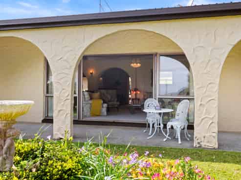 221 Razorback Road, Bombay