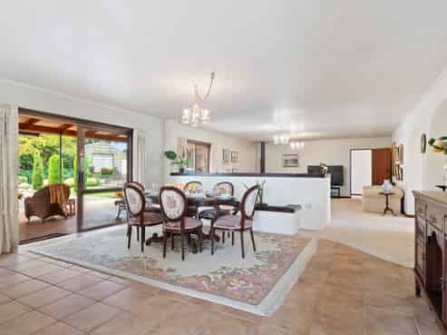 221 Razorback Road, Bombay