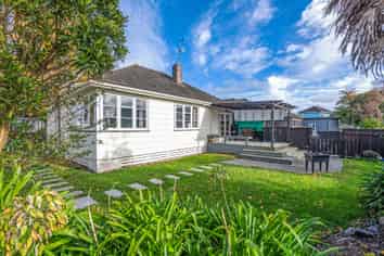 2 Hinton Place, Roslyn