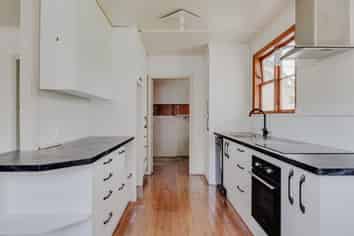 2 Hinton Place, Roslyn