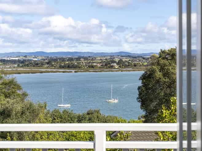 136 Attwood Road, Paremoremo
