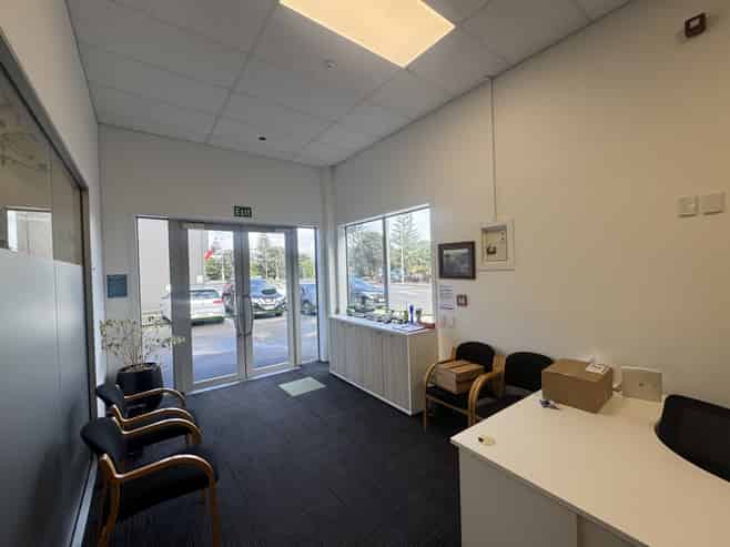CBD fringe office with 10 carparks!