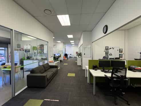 CBD fringe office with 10 carparks!