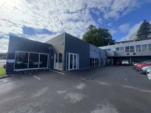 CBD fringe office with 10 carparks!