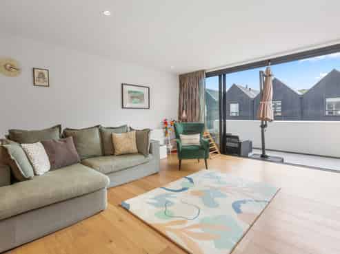 5 Jean Caldwell Way, Island Bay