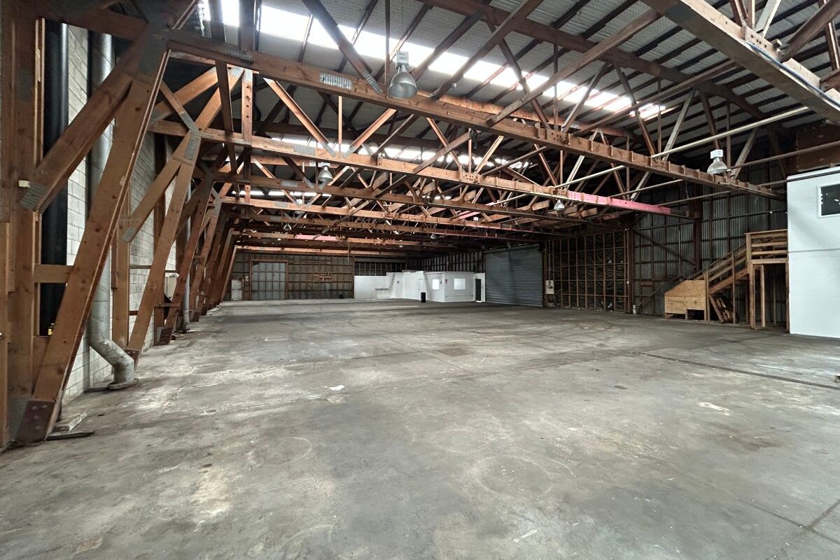 Affordable Warehouse with Generous Yard - Vista 4