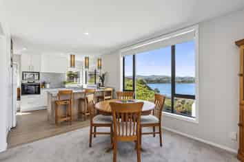 33A Treasure Grove, Hataitai