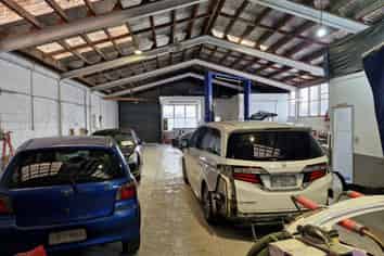 Central automotive or trade workshop with Profile