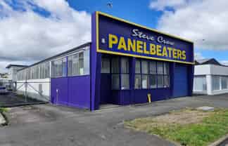 Central automotive or trade workshop with Profile
