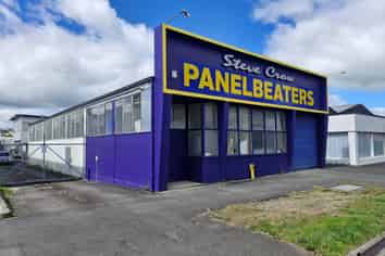 Central automotive or trade workshop with Profile