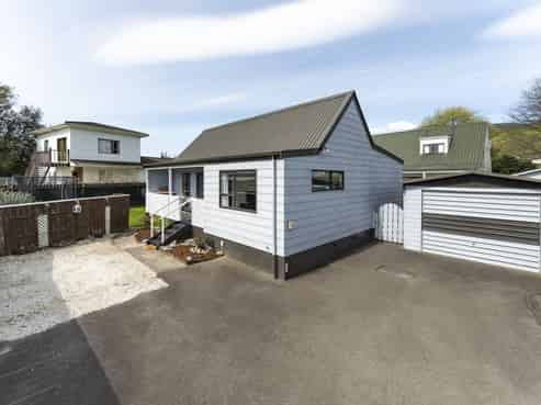 2/17 Ranui Road, Stoke