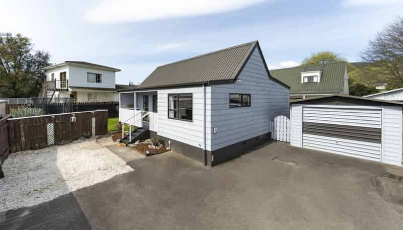 2/17 Ranui Road, Stoke