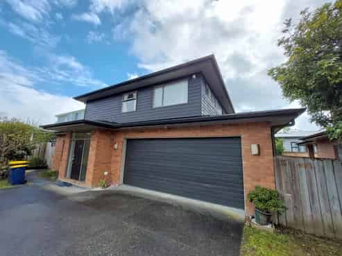 16H Lincoln Road, Henderson