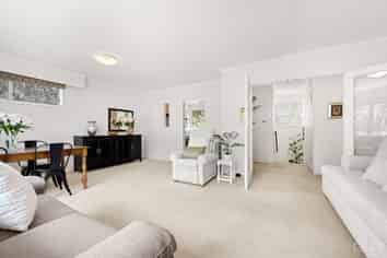 52b Queens Grove, Central Hutt