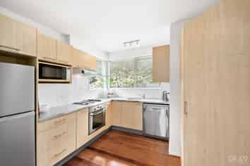 52b Queens Grove, Central Hutt