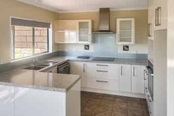 2/89 Churchill Drive, Taradale